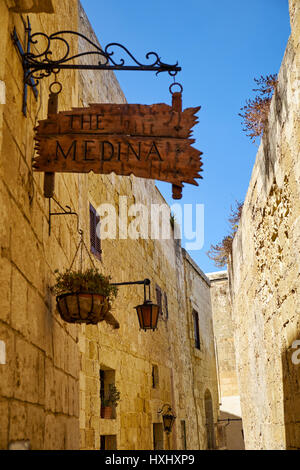 MDINA, MALTA - 29. Juli 2015: Das Aushängeschild des Restaurants "Medina" auf der Straße der alten Malta Hauptstadt Mdina. Stockfoto