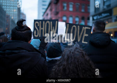 Demonstranten tragen ein 'Show Love' Zeichen während eines Marsches, New York State Supreme Court, ihren Widerstand gegen Präsident Trump muslimischen Verbot auszusprechen. Stockfoto