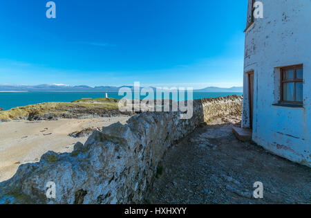 Turm zu Turm. Blick auf Twr Bach Leuchtturm vom Twr Mawr Leuchtturm auf Llanddwyn Island, Anglesey Stockfoto