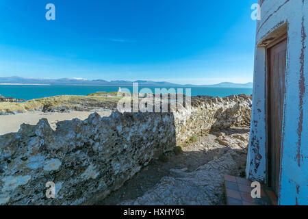 Turm zu Turm. Blick auf Twr Bach Leuchtturm vom Twr Mawr Leuchtturm auf Llanddwyn Island, Anglesey Stockfoto