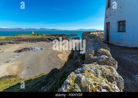 Turm zu Turm. Blick auf Twr Bach Leuchtturm vom Twr Mawr Leuchtturm auf Llanddwyn Island, Anglesey Stockfoto