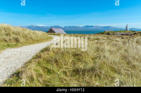 Ein Blick auf Twr Bach Leuchtturm und das Bootshaus auf Llanddwyn Island, Anglesey Stockfoto