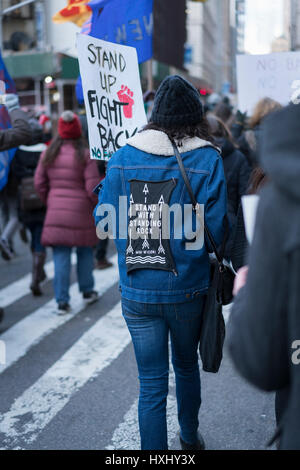 Demonstranten marschieren, New York State Supreme Court, ihre Disaproval von Präsident Trump zu äußern und seine muslimischen Reiseverbot. Stockfoto