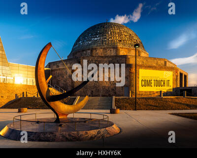 Mann betritt den Kosmos - Sonnenuhr Skulptur und Adler Planetarium Chicago Stockfoto