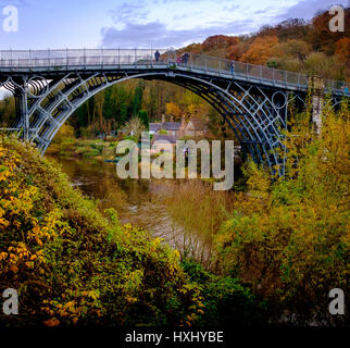 Erste eiserne Brücke - über die Schlucht in Telford, Shropshire UK Stockfoto