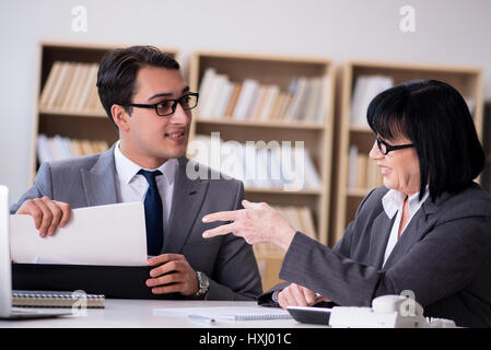 Business-Paare, die Diskussion im Büro haben Stockfoto