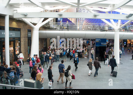 Schlange von Menschen, die darauf warten, ihre fotografieren bei Platform 9 3/4 in Kings Cross Station, London Stockfoto