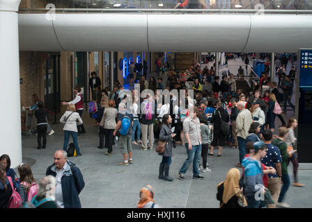 Schlange von Menschen, die darauf warten, ihre fotografieren bei Platform 9 3/4 in Kings Cross Station, London Stockfoto