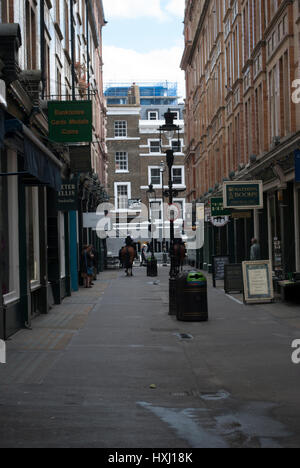 Cecil Court in London, das war die Inspiration für die Winkelgasse J K Rowling Harry Potter Bücher mit zwei Pferden in der Ferne Stockfoto