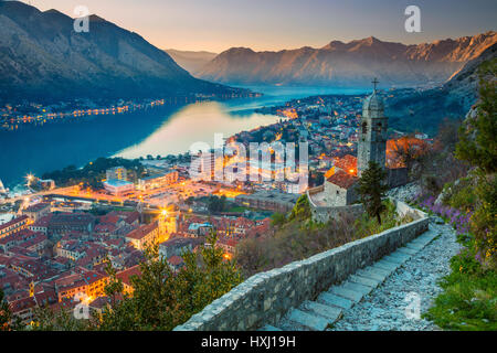 Kotor, Montenegro. Schöne romantische Altstadt von Kotor während des Sonnenuntergangs. Stockfoto