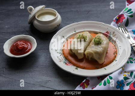 Kohlrouladen mit Hackfleisch und Reis in Tomatensauce. Stockfoto