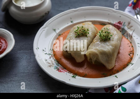 Kohlrouladen mit Hackfleisch und Reis in Tomatensauce. Stockfoto