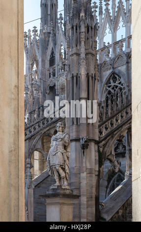 Auf dem Dach des Duomo di Milano unter den weißen Marmor Spiers, Mailand, Lombardei, Italien. Stockfoto