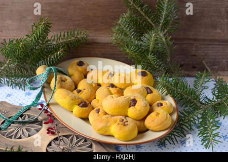 Süße schwedische Brötchen gebacken mit Safran und Schokolade. Stockfoto