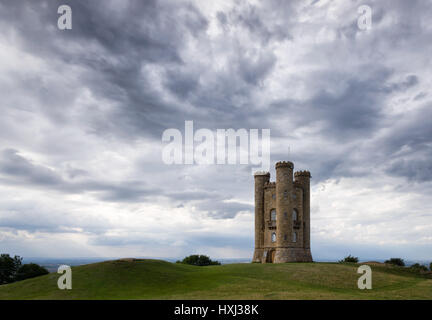 Broadway Tower außen an einem bewölkten Tag im Sommer, Worcestershire Stockfoto