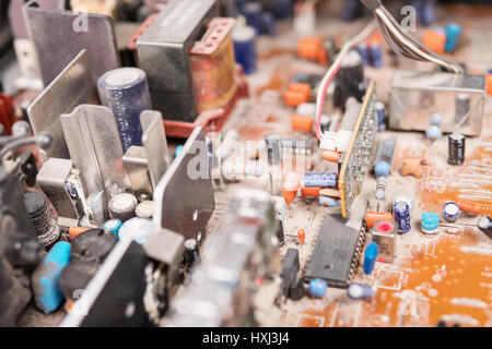 Staubigen, schmutzigen Elektro Board mit Chips, Dioden Nahaufnahme, verschwommen Stockfoto