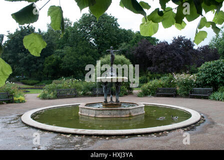 Die Jägerin Brunnen im Rosengarten des Hyde Park, London. Diana, Göttin der Jagd, einen Pfeil schießen Darstellung; von Gräfin Feodora Gleichen Stockfoto