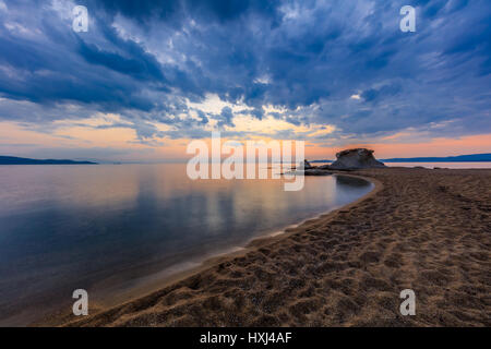 vor Sonnenaufgang in Ierissos-Kakoudia Strand, Griechenland Stockfoto