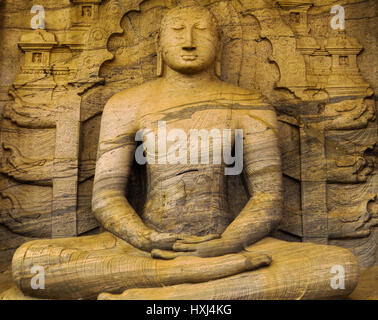 Sitzende Buddha Skulptur ausgegraben in den Felsen in Polonnaruwa Gal Viharaya, Sri Lanka Stockfoto