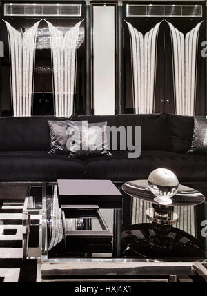 Black And White Lounge-Bereich in einem Luxusapartment in London Stockfoto
