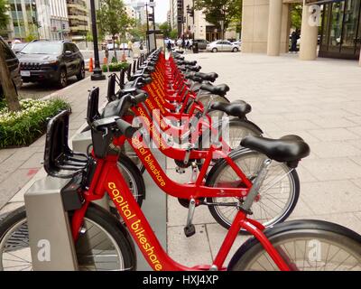 Roten Fahrräder zur Miete im Bereich Foggy Bottom Washington, DC, USA aufgereiht. Stockfoto