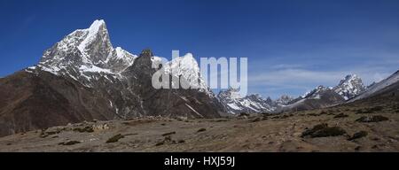 Cholatse und andere hohe Berge auf dem Weg zum Everest Base Camp. Stockfoto