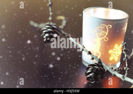 Kerze in Glas Fir-Kegel Stockfoto