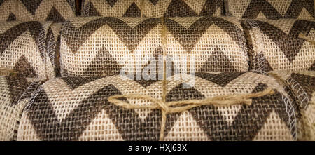 Natürliche sackleinen Handwerk Band rollen. Chevron Muster, drucken. Rustikale vintage Dekorationen. party Einrichtung Projekte und Geschenkkörbe. Stockfoto