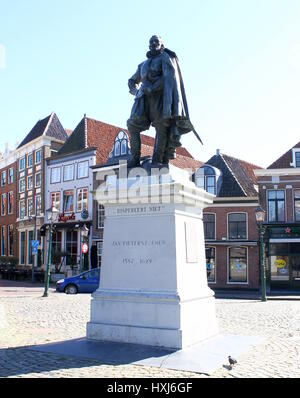 Statue von Jan Pieterszoon Coen, Generalgouverneur der niederländischen Ost Indien Kompanie (VOC) in der 1620s am Roode Steen quadratisch, Stadt von Hoorn, Niederlande Stockfoto