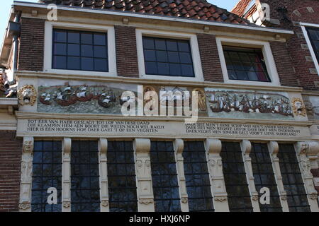 Umfangreiche 17. Jahrhundert Cartoon-Stil Gablestones bei Bossuhuizen, Hoorn, Niederlande, die Schlacht auf der Zuiderzee 1573 gegen die Spanier Stockfoto