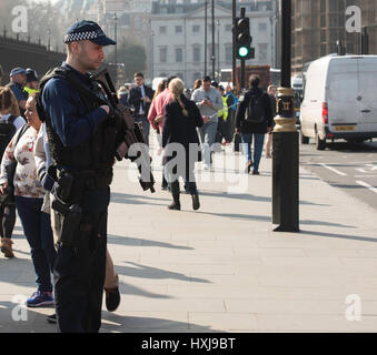 London, UK. 28. März 2017. Bewaffnete Polizisten außerhalb des House Of Commons nach dem Terror-Anschlag Credit: Ian Davidson/Alamy Live News Stockfoto