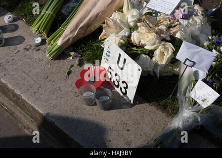 London, UK. 28. März 2017. Floral Tribute in Parliament Square nach dem Terror Angriff Credit: Ian Davidson/Alamy Live News Stockfoto
