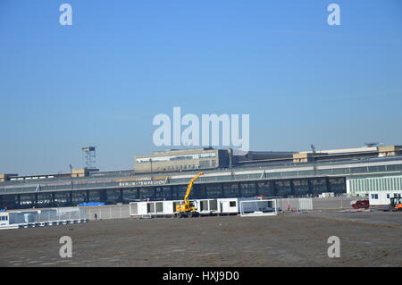 Berlin, Deutschland. 28. März 2017. Bau eines neuen Dorfes für 1120 Flüchtlinge im Gange im ehemaligen Flughafen Tempelhof in Berlin, Deutschland-Credit: Markku Rainer Peltonen/Alamy Live News Stockfoto