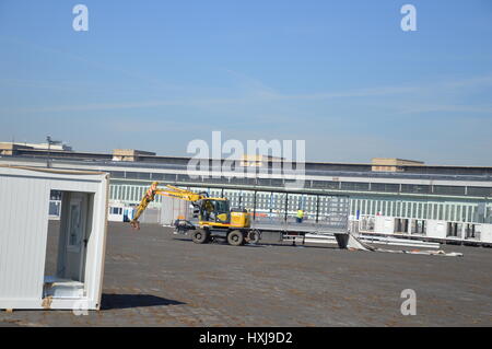 Berlin, Deutschland. 28. März 2017. Bau eines neuen Container-Dorf für 1120 Flüchtlinge im Gange im ehemaligen Flughafen Tempelhof in Berlin, Deutschland-Credit: Markku Rainer Peltonen/Alamy Live News Stockfoto