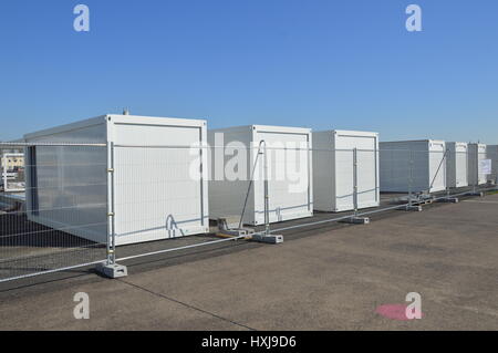 Berlin, Deutschland. 28. März 2017. Bau eines neuen Container-Dorf für 1120 Flüchtlinge im Gange im ehemaligen Flughafen Tempelhof in Berlin, Deutschland-Credit: Markku Rainer Peltonen/Alamy Live News Stockfoto