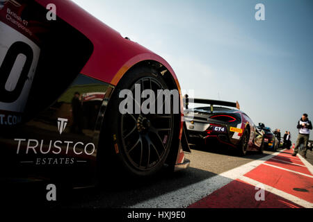 Norwich, Norfolk, Großbritannien. 28. März 2017. Britische GT-Fahrzeuge warten tagsüber 2017 offiziellen Medien der britischen GT Meisterschaft in Snetterton Circuit Credit: Gergo Toth/Alamy Live News Stockfoto