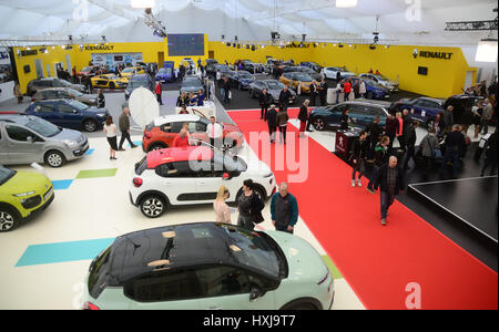 (170329)--LJUBLJANA, 29. März 2017 (Xinhua)--Menschen sind auf der Suche zu den ausgestellten Fahrzeugen auf 24. slowenischen Motor Show in der Messe und Kongress Zentrum (GR) in Ljubljana/Slowenien, 28. März 2017. Der 24. slowenischen Motor Show, die vom 27. März bis 2. April 2017, für die Öffentlichkeit geöffnet ist, sind auf 12.000 Quadratmetern Ausstellung mit 260 Fahrzeuge ausgestellt. (FOTO/MATIC STOJS XINHUA) Stockfoto