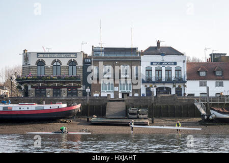 London, UK. 28. März 2017. Oxford University Women Boat Club auf eine Praxis Ausflug vor die Cancer Research, Großbritannien. 28. März 2017. Regatten am 2. April 2017 stattfinden. Der Rutland Arms Pub und blau | Anchor Pub. Beliebte Riversidfe Anzeigen von Standorten für die Regatten. Crew-Liste:-Blaues Boot OUWBC: Bogen: Flo Pickles, 2: Alice Roberts, 3: Rebecca Esselstein, 4: Rebecca Te Wasser Naude, 5: Harriet Austin, 6: Chloe Laverack, 7: Emily Cameron, Schlaganfall: Jenna Hebert, Cox: Eleanor Shearer. Bildnachweis: Duncan Grove/Alamy Live-Nachrichten Stockfoto