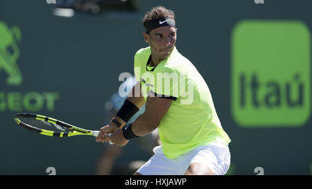 Miami, FL, USA. 28. März 2017. 28. März - MIAMI, FL: Rafael Nadal (ESP) in Aktion hier gegen Nicolas Mahut(FRA) an der 2017 Miami Open in Key Biscayne, FL. Credit: Andrew Patron/Zuma Draht Credit: Andrew Patron/ZUMA Draht/Alamy Live News Stockfoto