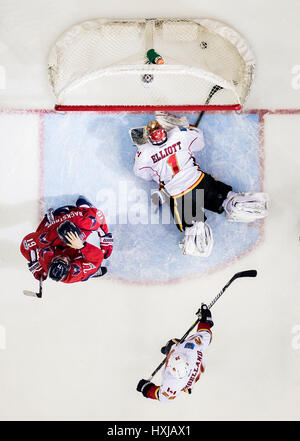 21. März 2017: Hauptstädte rechten Flügel TJ Oshie (77) erzielt ein Tor während des Spiels zwischen Washington Capitals und Calgary Flames im Verizon Center in Washington, District Of Columbia. Scott Taetsch/CSM Stockfoto