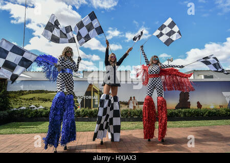 Albert Park, Melbourne, Australien. 23. März 2017. Mädchen auf Stelzen unterhalten die Fans bei der 2017 Australian Formula One Grand Prix im Albert Park in Melbourne, Australien. Sydney-Low/CSM/Alamy Live-Nachrichten Stockfoto