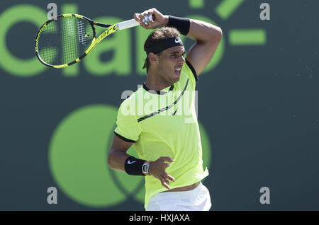 Miami, FL, USA. 28. März 2017. 28. März - MIAMI, FL: Rafael Nadal (ESP) in Aktion hier gegen Nicolas Mahut(FRA) an der 2017 Miami Open in Key Biscayne, FL. Credit: Andrew Patron/Zuma Draht Credit: Andrew Patron/ZUMA Draht/Alamy Live News Stockfoto