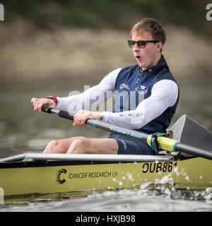 London, UK. 28. März 2017. Oxford University Boat Club einem Praxis-Ausflug vor der Cancer Research UK Regatten am 2. April 2017 stattfinden.  Crew-Liste:-OUBC blaues Boot: 8 Vassilis Ragoussis (Schlaganfall), 7 James Cook, 6 Mike DiSanto, 5 Olivier Erwachsenenklasse 4 Josh Bugajski, 3 Oliver Koch 2 1 William Warr (Bow), Sam Collier (Cox), Matthew O'Leary, Credit: Duncan Grove/Alamy Live News Stockfoto