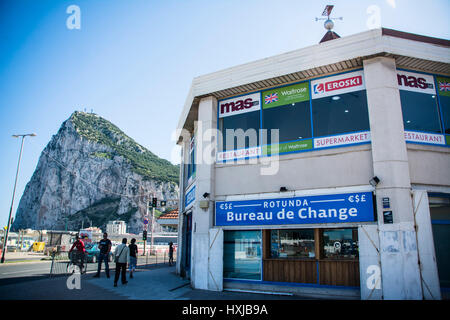 Gibraltar. 28. März 2017. Beim Betreten von Gibraltar aus Spanien sind Sie ein kleines Einkaufszentrum gedeckt, wo zwei verschiedene Marken nebeneinander arbeiten. Eroski und very British bekannte Marke von Waitrose arbeiten Seite an Seite. Der Weg führt von der Innenstadt entfernt an der Grenze zu Spanien. Im Hintergrund sind drei Fahnen fliegen, die Gibraltar-Flagge, die britische Flagge und die EU-Flagge. Hools in Gibraltar und beide Gibraltars und ausländischen Arbeitnehmern l Kredit: Stephen Ignacio/Alamy Live News Stockfoto