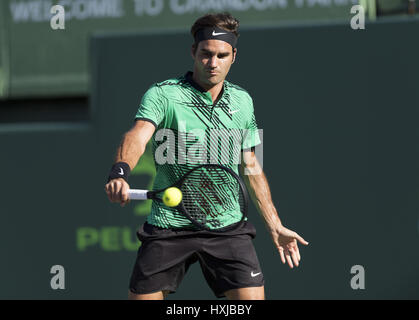 Miami, FL, USA. 28. März 2017. 28. März - MIAMI, FL: Roger Federer (SUI) in Aktion hier spielt Roberto Bautista Agut (ESP) bei den 2017 Miami Open in Key Biscayne, FL. Credit: Andrew Patron/ZUMA Draht/Alamy Live News Stockfoto