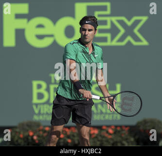 Miami, FL, USA. 28. März 2017. 28. März - MIAMI, FL: Roger Federer (SUI) in Aktion hier spielt Roberto Bautista Agut (ESP) bei den 2017 Miami Open in Key Biscayne, FL. Credit: Andrew Patron/ZUMA Draht/Alamy Live News Stockfoto