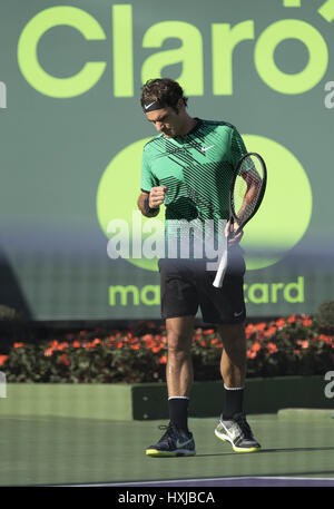 Miami, FL, USA. 28. März 2017. 28. März - MIAMI, FL: Roger Federer (SUI) in Aktion hier spielt Roberto Bautista Agut (ESP) bei den 2017 Miami Open in Key Biscayne, FL. Credit: Andrew Patron/ZUMA Draht/Alamy Live News Stockfoto