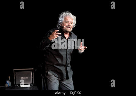 Turin, Italien. 28. März 2017. Politiker (Führer der "Movimento Cinque Stelle") und italienischen Komiker Beppe Grillo spricht während seiner Show "Grillo Vs Grillo" am Teatro Colosseo Credit: Alberto Gandolfo/Alamy Live News Stockfoto