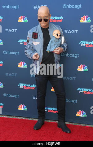 Pasadena, CA, USA. 27. März 2017. 27 März 2017 - Pasadena, Kalifornien - Howie Mandel. NBC ist '' America es Got Talent'' Saison 12 Kickoff in Pasadena Civic Auditorium statt. Bildnachweis: AdMedia Credit: AdMedia/ZUMA Draht/Alamy Live-Nachrichten Stockfoto