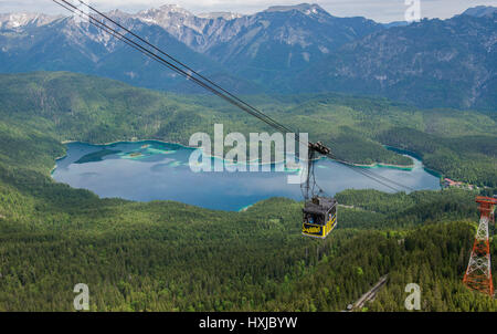 Grainau, Deutschland. 6. Juni 2012. ARCHIV - Blick Auf Die Eibsee-Seilbahn am 06.06.2012 Auf Dem Weg Zur Zugspitze Bei Garmisch-Partenkirchen (Oberbayern). Nach fast 54 Jahren Endet am 02.04.2017 Eine Ära der Alpinen Seilbahntechnik. Sterben Sie Alte Bahn Wird Abgebaut Und Macht Ihrer Nachfolgerin eine schnelle Derselben Stelle Platz. (Zu Dpa «76 Mal Die Erde Umrundet - Aus Für Alte Seilbahn Auf sterben Zugspitze» Vom 29.03.2017) Foto: Marc Müller/Dpa/Dpa/Alamy Live News Stockfoto